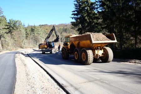 ASFALTIRANJE CESTE GRAHOVO BLOČICE 09 FOTO LJUBO VUKELIČ